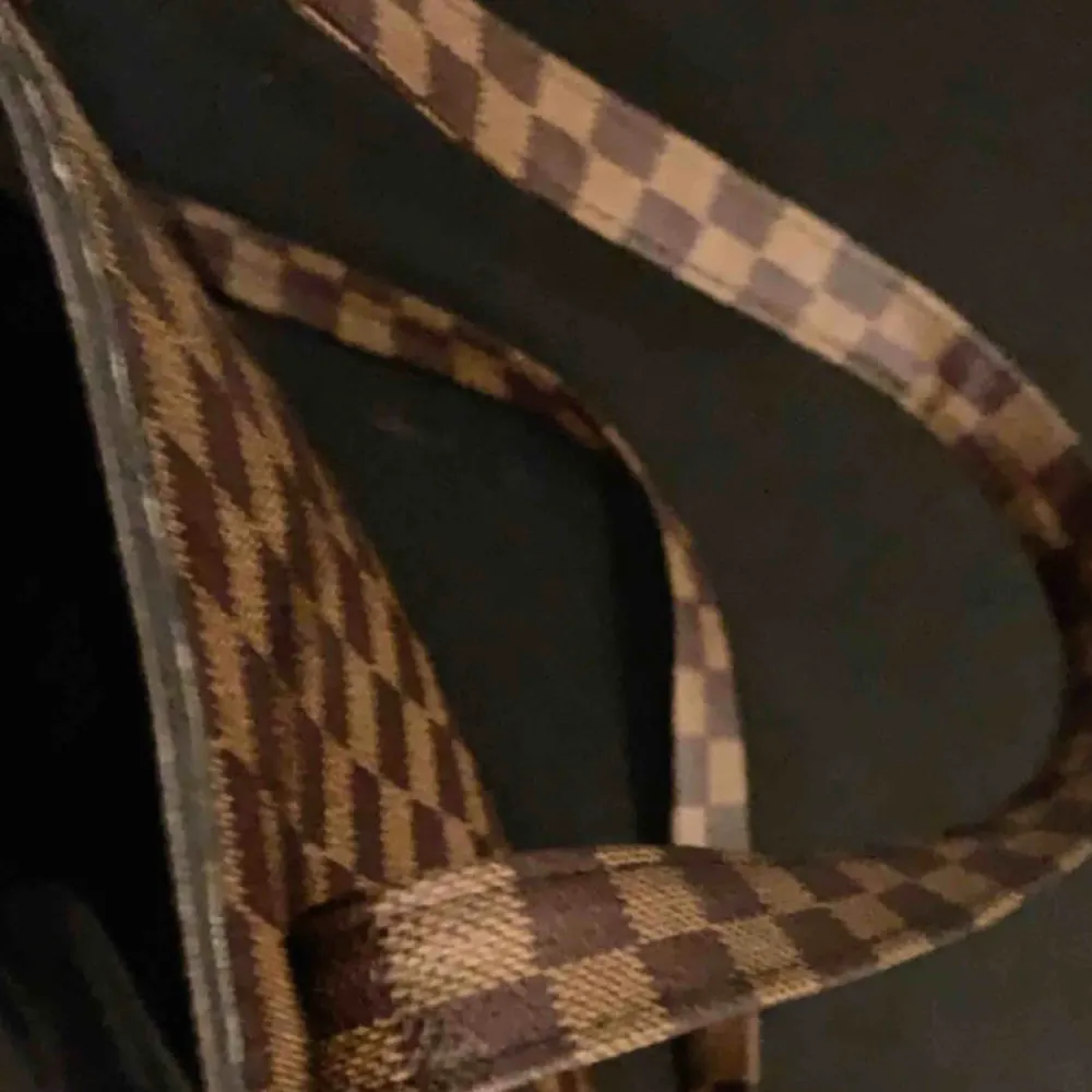 Två fresh äkta LV och en Gucci and väska. Den LV har en handväska rep och en axelväska. Gucci har bara en handväska rep.. Väskor.