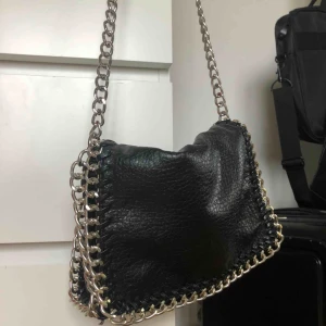  - Svart enkel väska från Scorett som är väldigt rymlig trots storleken. Inköpt för mellan 450-500 men har tyvärr ingen användning av den längre