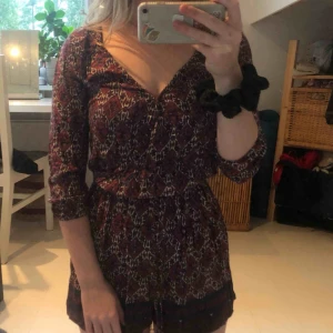  - Hollister jumpsuit med fint mönster. Fint skick, nästan helt oanvänd. Har knapp i fram. Frakt ej inkluderat. 