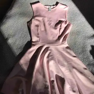 Fin rosa klänning från Nelly.com i bra skick och använd få gånger. Sitter slimmad upptill och lös nertill 