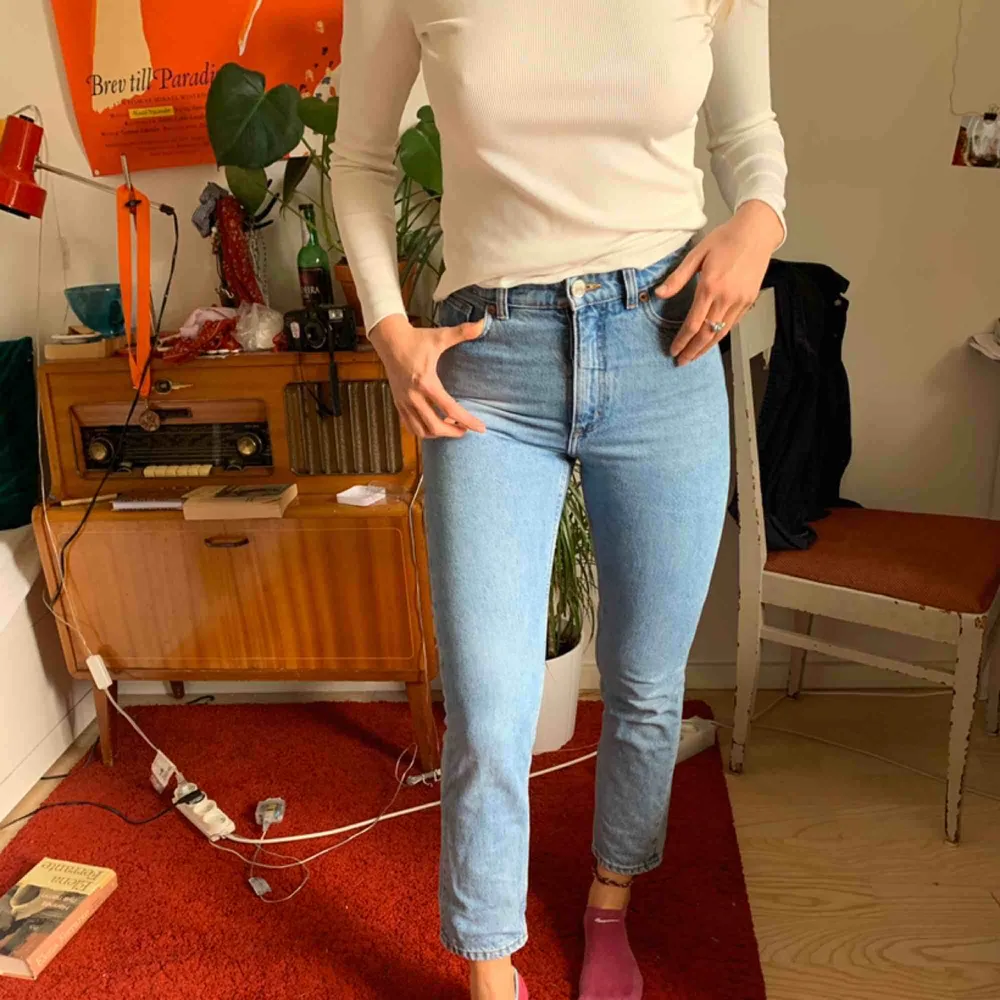 Ett par mom jeans från monki i modellen kimomo . Jeans & Byxor.