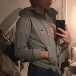  - Säljer en grå ”kofta” från lager 157 Använd fåtal gånger Storlek XS Kan frakta eller mötas upp