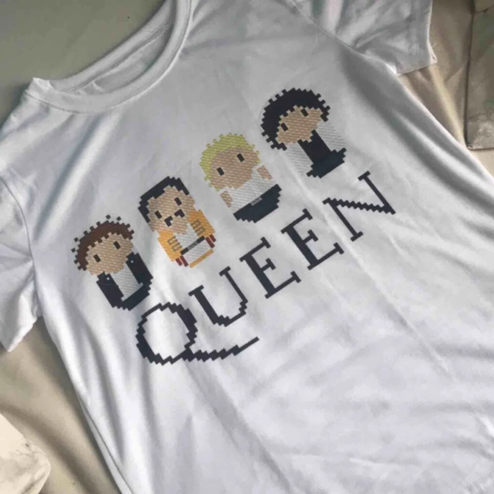 Finns det några Queen fans här? Säljer min merch då jag aldrig använder dem! Storlek S och endast använd i bilden. Frakt på 40kr tillkommer! ❤️ HAR FLER QUEEN T-SHIRTS! Kolla min sida för mer. T-shirts.