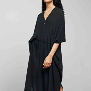  - Kaftan från Weekday. I fint skick. Skärp ingår ej. 