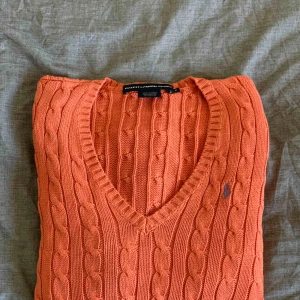  - Ralph lauren tröja, storlek M men passar mig som har S 300 kr Kan mötas i Stockholm, vill man frakta står köparen för frakten