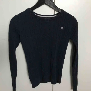  - snygg tröja från gina tricot! är marinblå! inte använd alls mycket! 💜💙 frakt tillkommer!