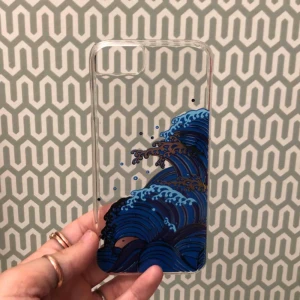  - Mobilskal, iPhone 8 (inte sån megastor size). Frakten ingår i priset. 