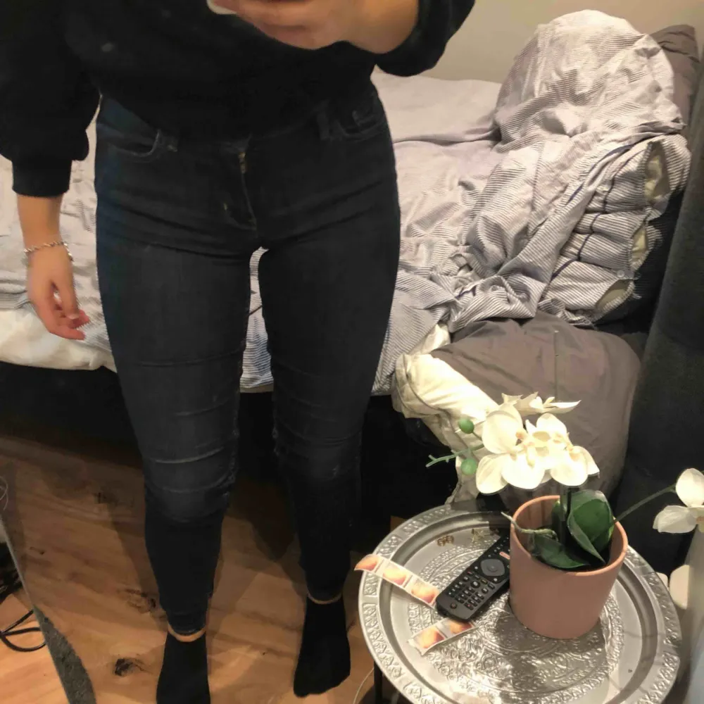 Mörkblåa Levis jeans i storlek 25 som motsvarar ungefär xs-s. Modellen är 710 superskinny. Riktigt sköna och snygga och i bra skick! Frakt tillkommer. Jeans & Byxor.