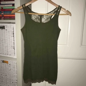  - Snyggt linne i höstig militärgrön färg med spets! Storlek XS från Lindex🌿