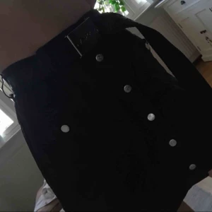  - MODERNVINTAGE (från 90 talet) svart kjol med sånt där man kan sätta skärp + knappar och fickor. Riktigt snygg och man kan sätta ihop många trendiga outfits med den. 