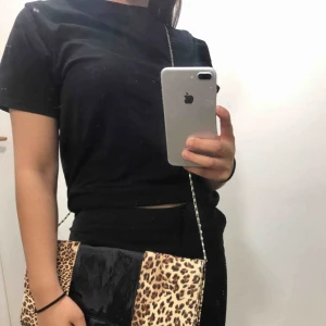  - SUPERsnygg festlig väska i leopard mönstring av lack. Nästan aldrig använd