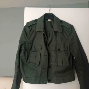  - Khakifärgad vår/höstjacka som är kort och knappt använd