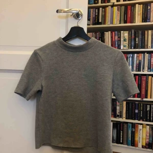  - Grå polotröja i lite tjockare material från zara! Använd en del men inte sliten🥰