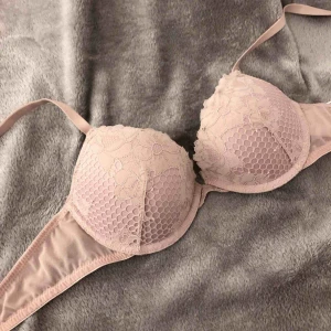  - Bh från hm, stl 75b. Kommer inte till användning för mig, använd 1 eller 2 gånger. Push up 