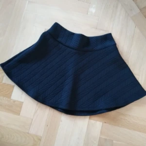  - Svart kjol monki 🌈 Kan skicka fler bilder vid intresse! Håller på att rensa inför en flytt, kommer att lägga upp massa kläder för ett billigt pris. Kan samfrakta och det går även bra att hämta det på söder i Stockholm där man kan fynda mer hemma hos mig! 🌟