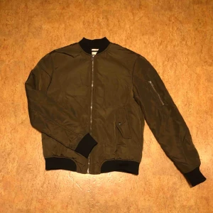  - Jacka från Zara i fint skick storlek XS  Kan mötas upp i Malmö men även frakta. Köparen står för frakten :) 