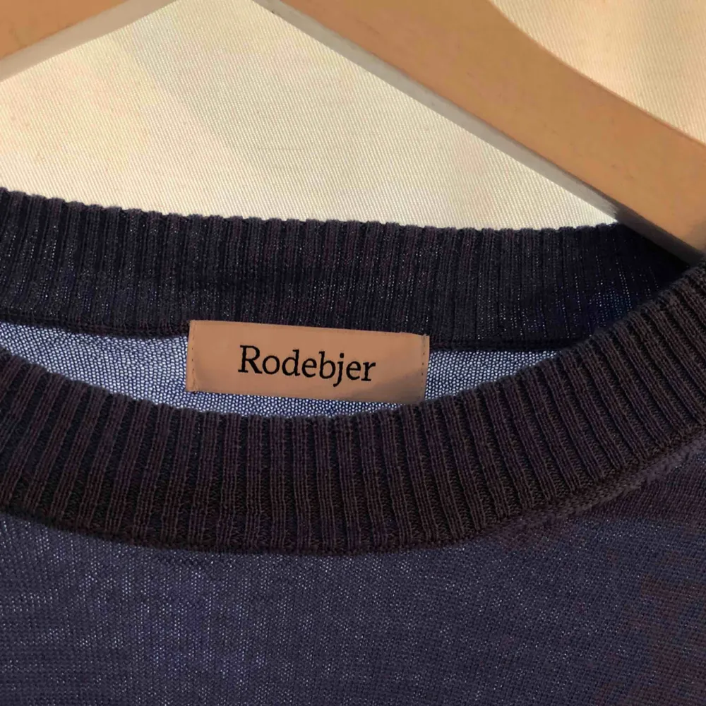 Nästan oanvänd Rodebjer tröja, super mjuk och i fint sick. . Tröjor & Koftor.