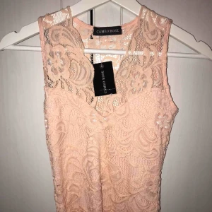  - Helt oanvänd body från märket cameo rosé i storlek XS. Som sagt aldrig använt och skulle inte påstå att den är min stil. Genom skinligtspets på ryggen. Pris kan eventuellt diskuteras! Möts upp inom Södertälje/Stockholm.  