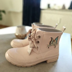  - Odd Molly stövlar i ljusrosa. Storlek 40!  Köparen står för frakten.☺️