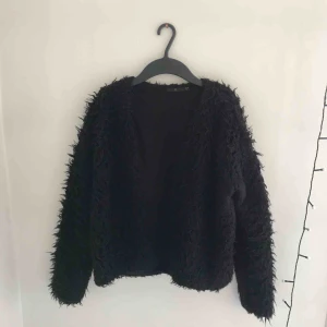  - Fluffig kofta/jacka från Åhléns. Strl 36/38