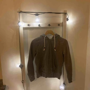  - Grå Hilfiger-hoodie i bra skick. Köpare står för frakt 
