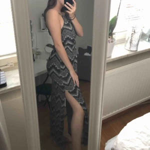  - En långklänning med slits på båda sidor. Köparen står för ev frakt😊