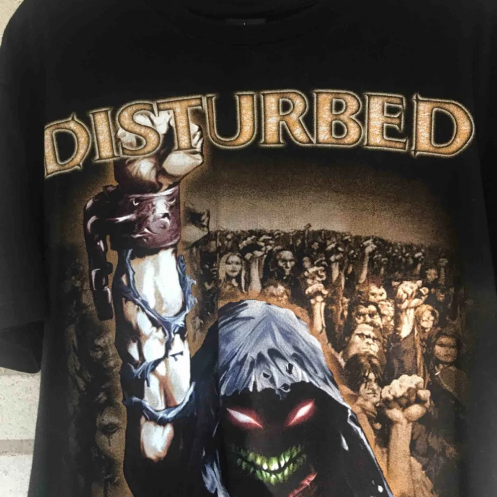 Bandtisha med tryck på bandet Disturbed<333 Nice oversize fit, frakt tillkommer!!. T-shirts.