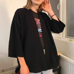  - Kimono/jacka/kofta svart från bikbok. Perfekt för våren, hösten och kyligare sommarkvällar. Det finns ett svart skärp/band till. 