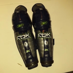  - Beskydd till hockey ifrån Reebook. Storlek 3k large.