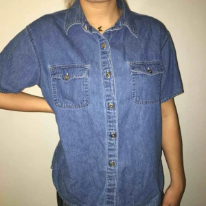  - En jeansskjorta köpt på second hand!!! Hör av er vid intresse❤️