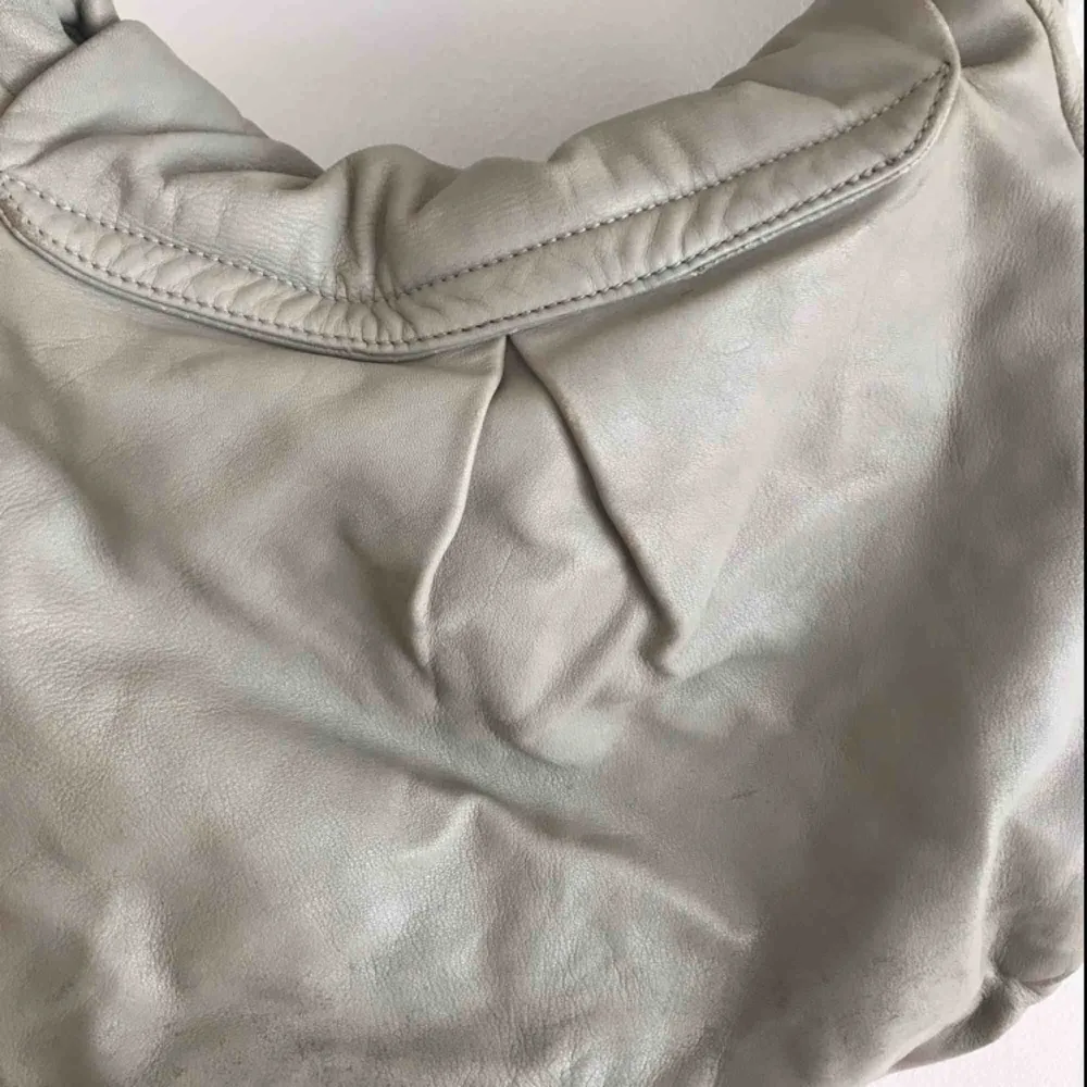 Äkta grå Marc Jacobs väska, välanvänd men i ett bra skick. Köparen står för frakten. Accessoarer.