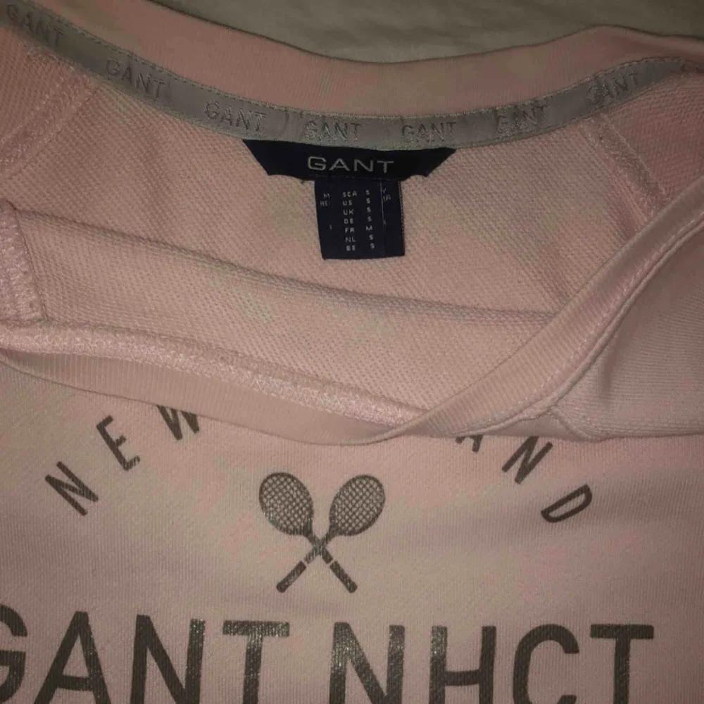 Skön och söt rosa Gant tröja som säljs för att den inte är min stil längre! Köparen står för frakten,annars kan jag mötas upp i Stockholm City eller i Södertälje!. Tröjor & Koftor.