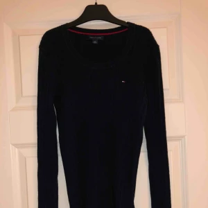  - Säljer min Tommy Hilfiger tröja då den tyvärr inte kommer till användning, hör av er om ni önskar fler bilder med tröjan på!🥰