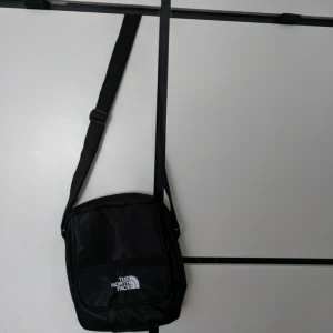  - Svart northface väska, braa skick