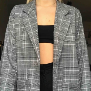  - Kavaj från Monki i storlek XS. Frakten ingår inte i priset 