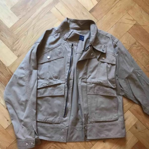 - Grå-grön-beige kvalitetsjacka från zara. Oanvänd. Oversize i modellen så passar många storlekar. Nypris 1195kr. Skickas m post eller hämtas i Skanstull.