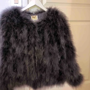  - Säljer denna pälsjacka av märket Pello Bello för 600kr. Är i fint skick och knappt använd. Storlek S. Köparen står för frakt.