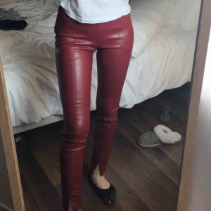  - Säljer dessa jättesnygga skinnbyxor från Zara då jag inte tycker färgen passar mig. I fint skick med slits nertill. Möts upp i Göteborg eller så står köparen för frakt.