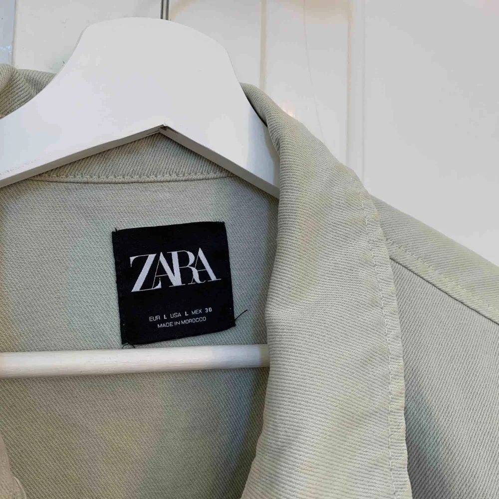 Populär jeansjacka från Zara, har använts flitigt men är fortfarande i bra skick. . Jackor.
