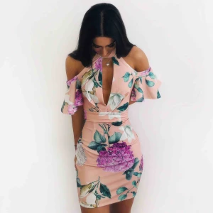  - Jätte fin blommig sommarklänning, använd ca 1 gång! Säljer pga för liten! Klänningen är i jättebra skick!💕💕