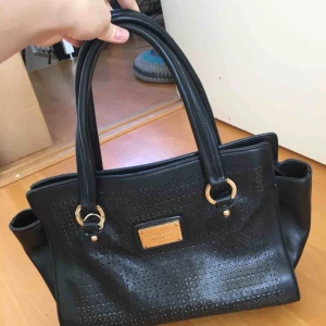  - Från Anna Smith Sparsamt använd och bra kvalité Kan hämtas i Spånga/Vällingby eller så står köparen för frakt via Postnord. 