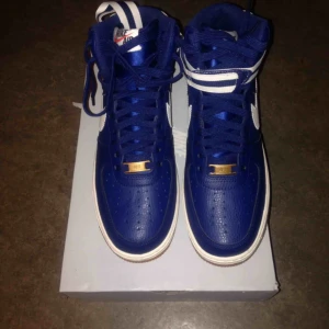  - Blå Nike Air Force 1, helt oanvända. Finns i Sthlm, kan även skickas då köparen står för frakt. 