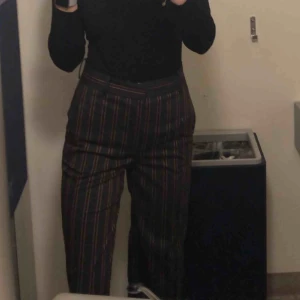  - säljer ett par randiga kostymbyxor köpta på zara förra året. använda en gång så är i väldigt fint skick ❣️