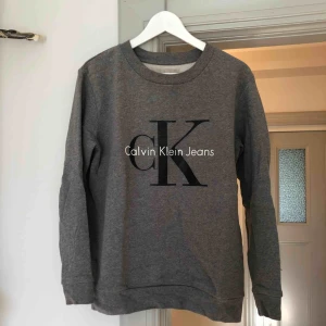  - Calvin Klein sweather. Storlek xs men stor i storlek. Knappt använd! 