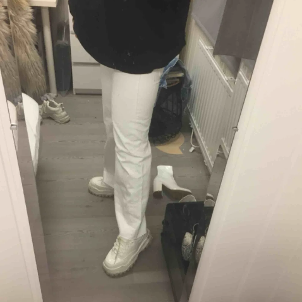 Vita Jeans från Zara med bruna sömmar. Storlek 38 men sitter mer som en liten small/XS, frakten kommer på 55kr! Benen är 72 cm. Jeans & Byxor.