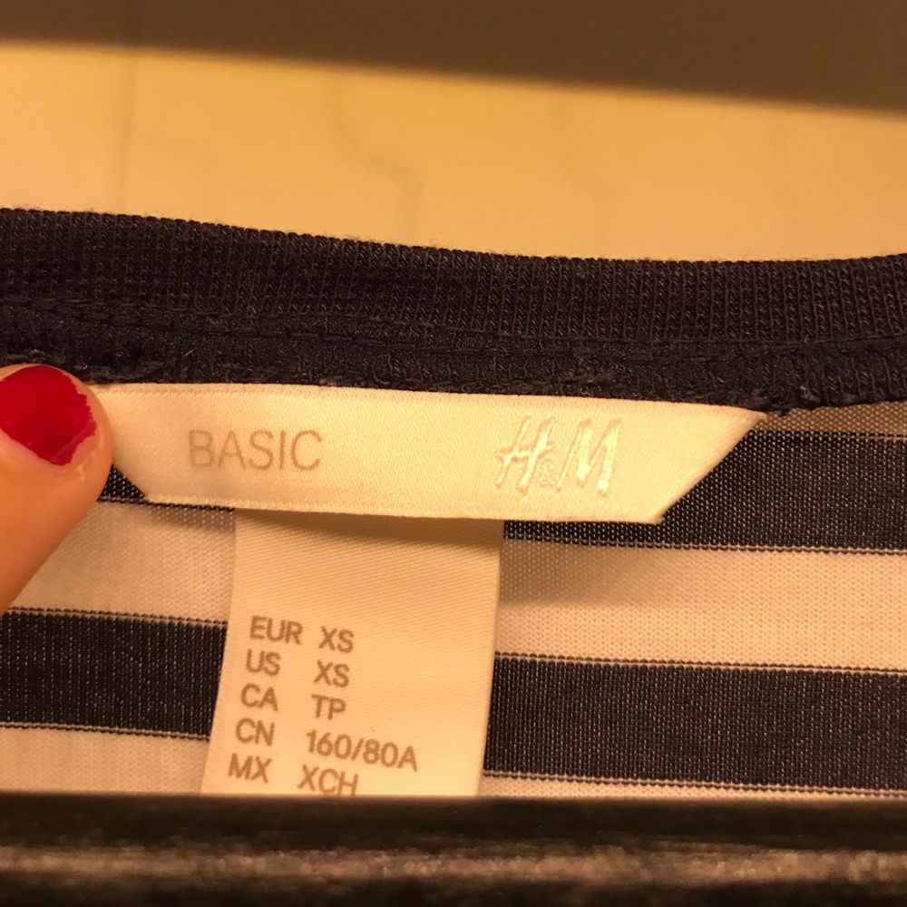 Snygg randig tröja, skulle inte påstå att den passar XS utan mer S-M. Använd fåtal gånger, fint skick.  Fraktar eller möts upp. Huvtröjor & Träningströjor.