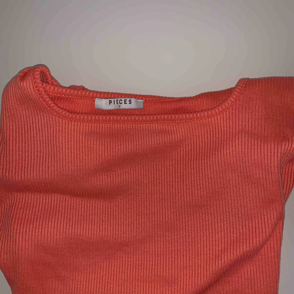 Korallfärgad fyrkants skuren T-shirt från Vero Moda, Pieces Strl S men passar även XS, använd 1 gång Köpare står för frakt!. T-shirts.