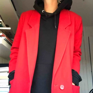  - Lång rock i 100% ull. Boxig modell och räcker mig till vaden, är 177cm lång. Vintage och väl använd men i fint skick. Klarröd färg och svart foder. Köparen betalar frakt eller möts i Gbg ✨