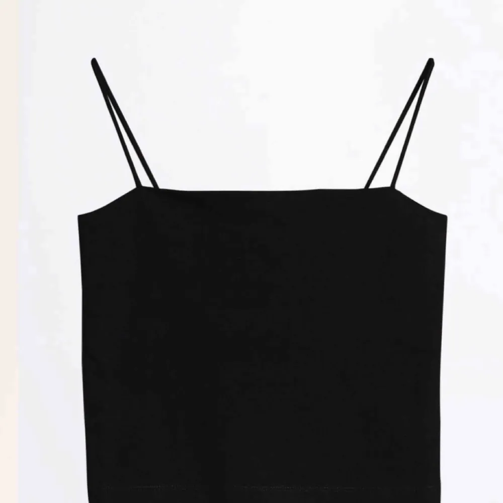 Basic, svart, kort linne från Ginatricot. Använd ca 2 gånger. Säljer på grund av fel storlek! . Toppar.