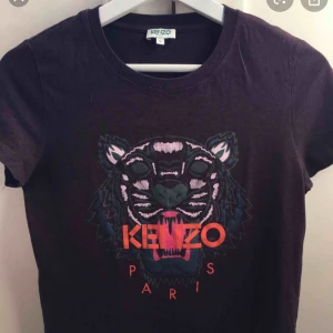  - !!LÅNAD BILD Ifrån Google då tröjan är hos en vän men ville lägga upp annons nu!!  Säljer den exakta tröjan som på bilden men i storlek XS passar även en S. Använd fåtal gånger och är i mycket bra skick. Inköpt på Jackie 2017 för 1500kr. 